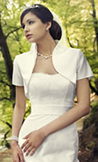 Weisses Brautkleid mit passender Bolero Jacke